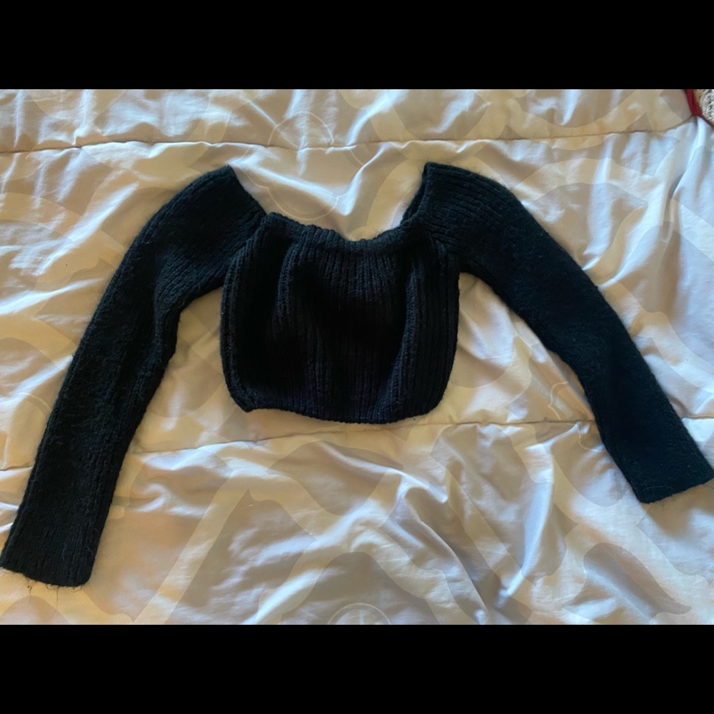 Black knitted crop top.